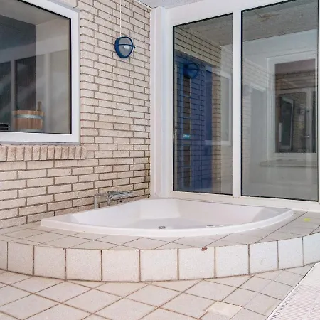 Six-bedroom In Aabenraa Varnaes